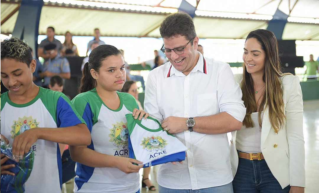 Com nova refeição e distribuição gratuita de uniformes, Gladson abre ano letivo na Cidade do Povo