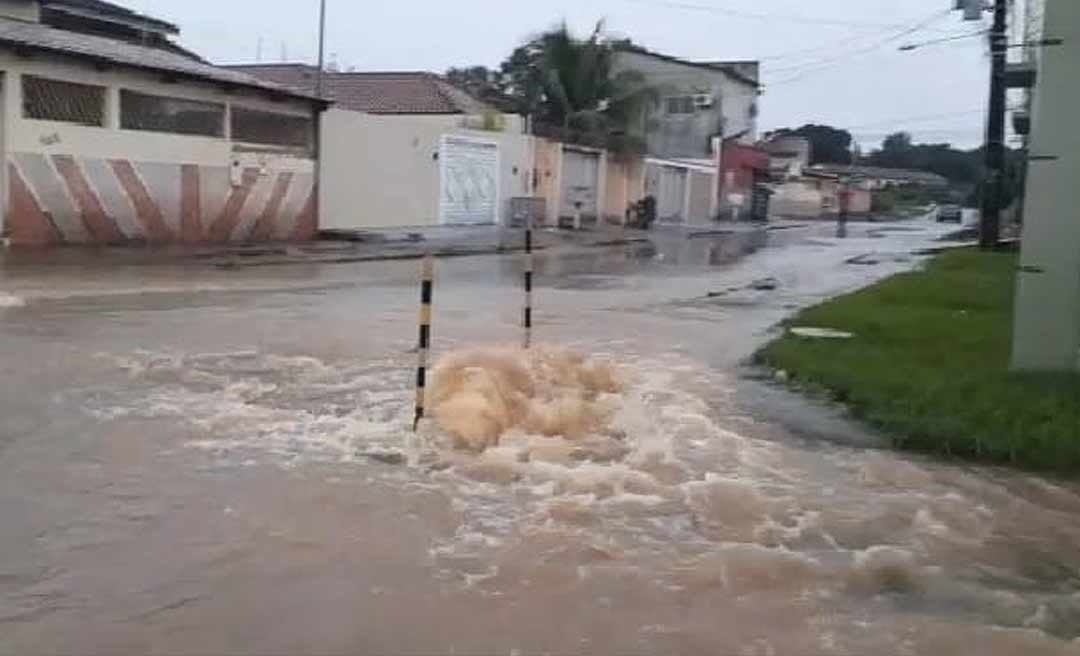 Esgoto transborda durante a chuva e causa transtorno em rua no Nova Esperança, em Rio Branco