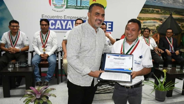 Ilderlei Cordeiro se reúne com prefeito de Pucallpa e é homenageado por Governo Peruano