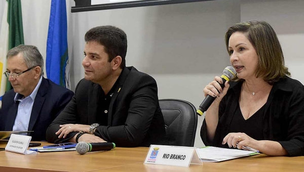 Prefeita Socorro Neri preside primeira reunião do ano da Amac