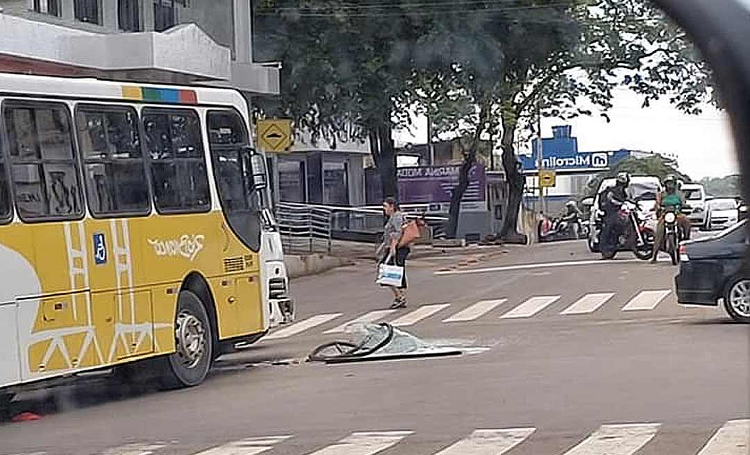 Colisão entre caminhão e ônibus deixa trânsito lento no Centro de Rio Branco