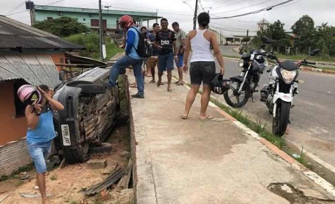 Motorista sai da pista e colide contra residência em Cruzeiro do Sul