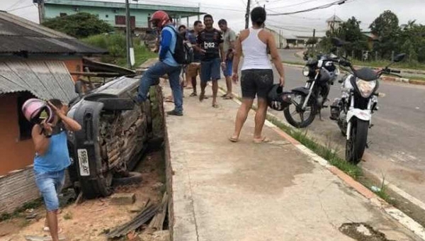 Motorista sai da pista e colide contra residência em Cruzeiro do Sul