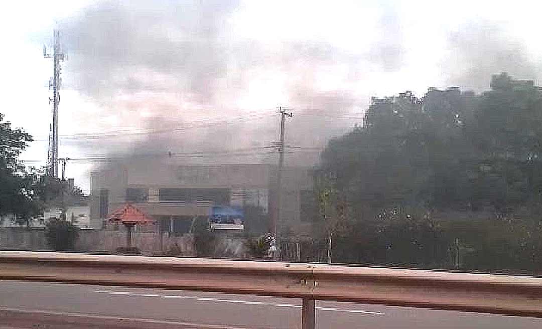 Incêndio atinge Maison Borges na manhã desta segunda-feira; Corpo de Bombeiros está no local