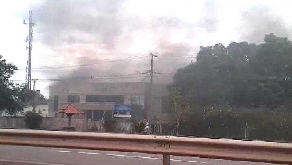 Incêndio atinge Maison Borges na manhã desta segunda-feira; Corpo de Bombeiros está no local