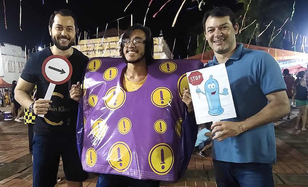 Roberto Duarte e Emerson Jarude caem na folia na abertura do Carnaval no Mercado Velho