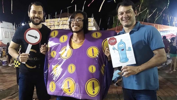 Roberto Duarte e Emerson Jarude caem na folia na abertura do Carnaval no Mercado Velho