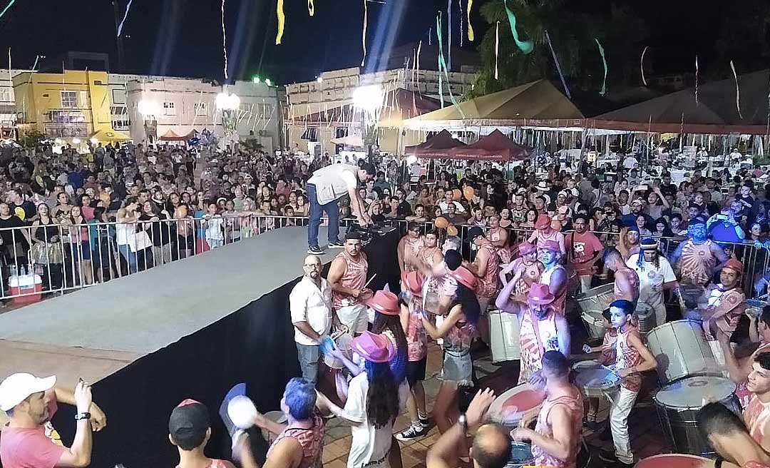 Calçadão do Mercado Velho fica lotado no concurso da realeza de Carnaval na noite desta sexta-feira