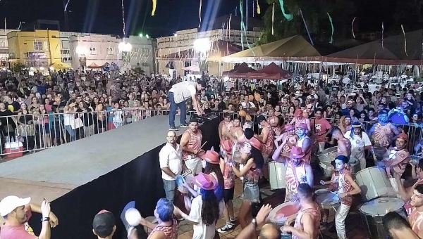 Calçadão do Mercado Velho fica lotado no concurso da realeza de Carnaval na noite desta sexta-feira