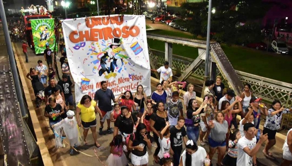 Rio Branco: Carnaval comunitário e desfile do Bloco Urubu Cheiroso marcam a terceira noite de folia