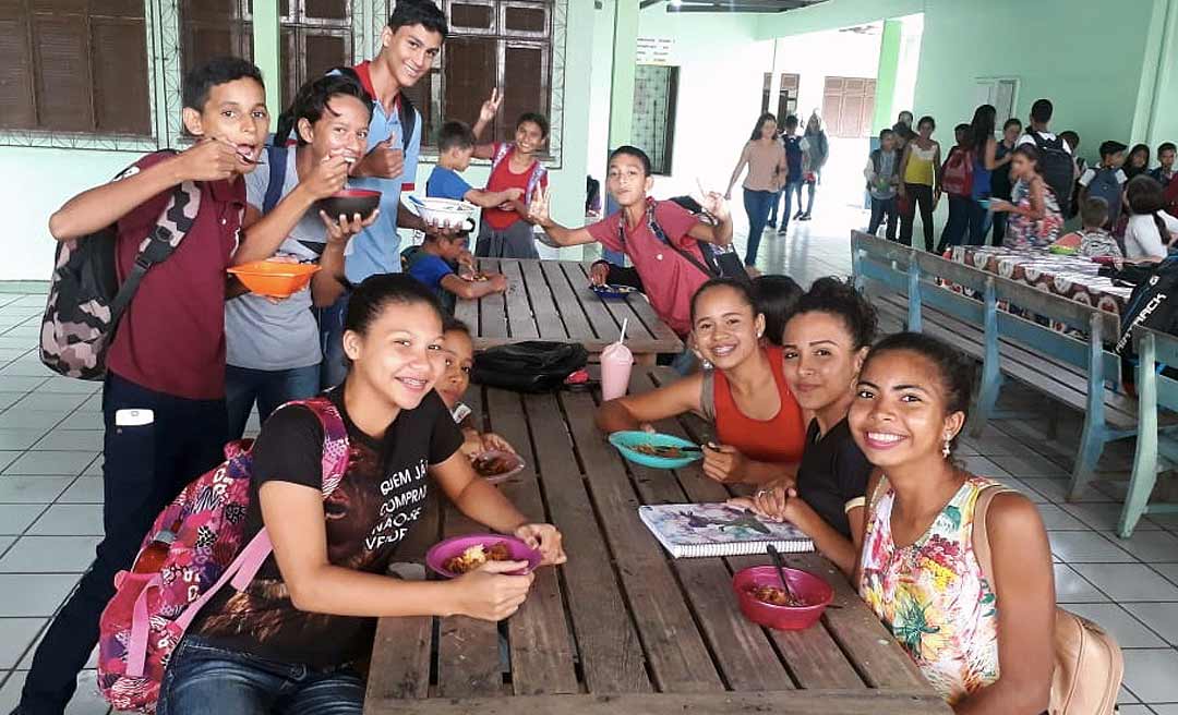 Almoço oferecido pelo Estado é sucesso em escolas de Cruzeiro do Sul