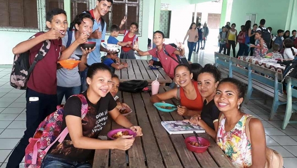 Almoço oferecido pelo Estado é sucesso em escolas de Cruzeiro do Sul