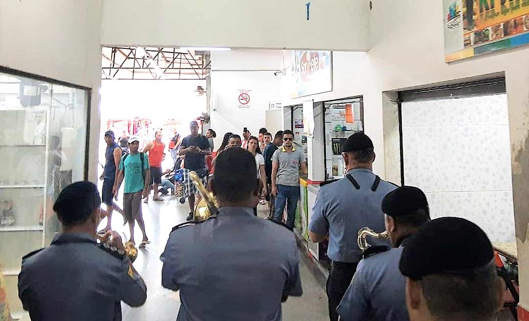 Banda da Polícia Militar leva clima de Carnaval a diversos pontos de Rio Branco