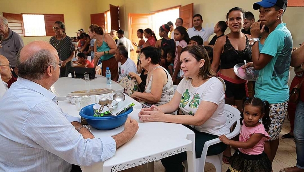 Prefeita Socorro Neri prestigia comemoração de um ano do Almoço Solidário na Cidade do Povo