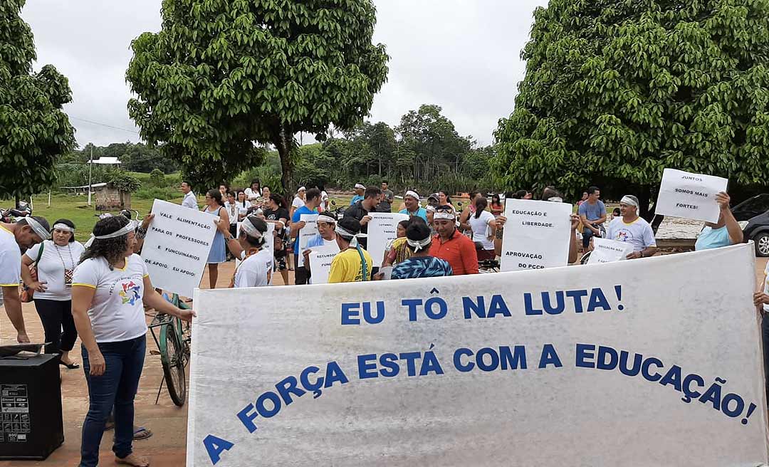 Jordão: categoria da educação faz protesto em frente à prefeitura