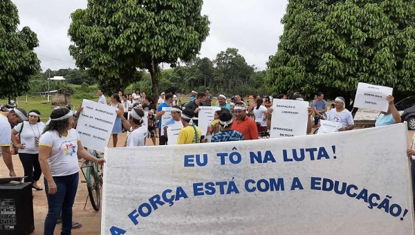 Jordão: categoria da educação faz protesto em frente à prefeitura