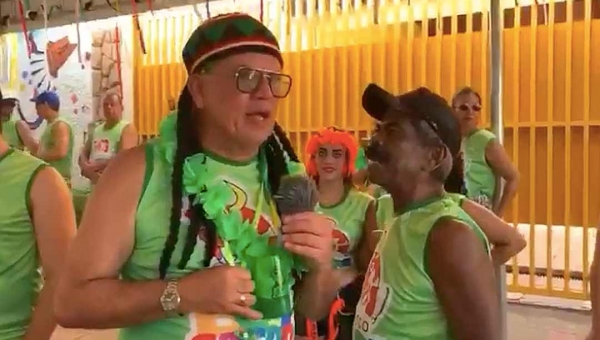 Militante que aparece em vídeo "mandando" Petecão "tomar no c..." no Carnaval diz que senador é seu amigo