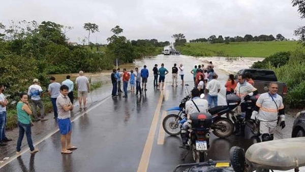 Forte chuva alaga trechos da BR-364 em Rondônia e prejudica tráfego