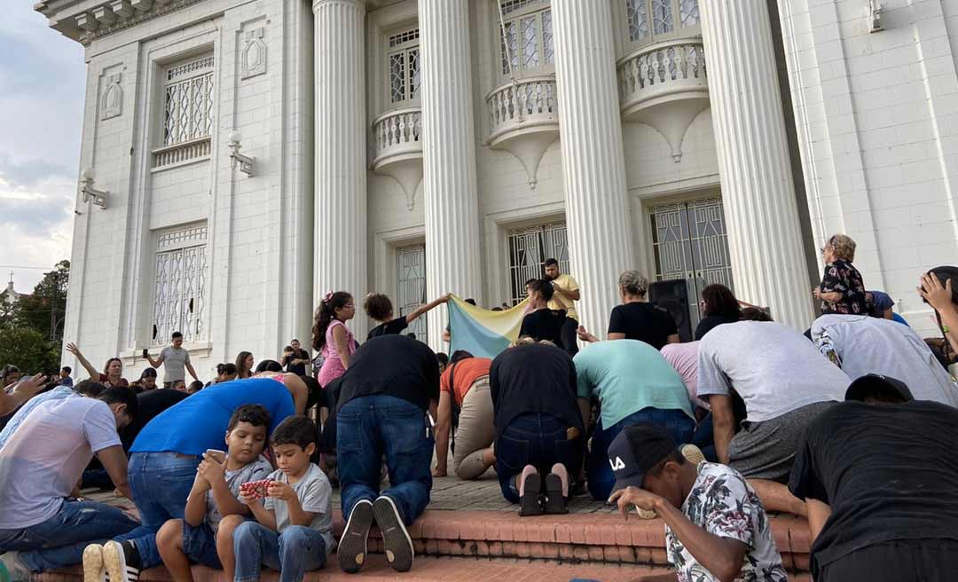 De joelhos e com a bandeira do Acre, cristãos realizam ato profético no Palácio Rio Branco