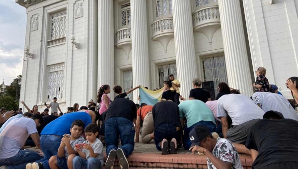 De joelhos e com a bandeira do Acre, cristãos realizam ato profético no Palácio Rio Branco
