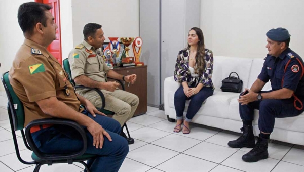 Primeira-dama realiza visita oficial ao Corpo de Bombeiros Militar do Acre