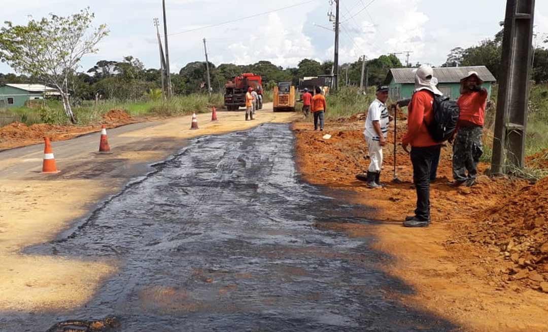 Deracre faz tapa-buraco na AC-407, entre Cruzeiro do Sul e Rodrigues Alves