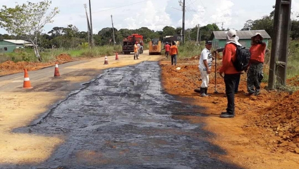 Deracre faz tapa-buraco na AC-407, entre Cruzeiro do Sul e Rodrigues Alves