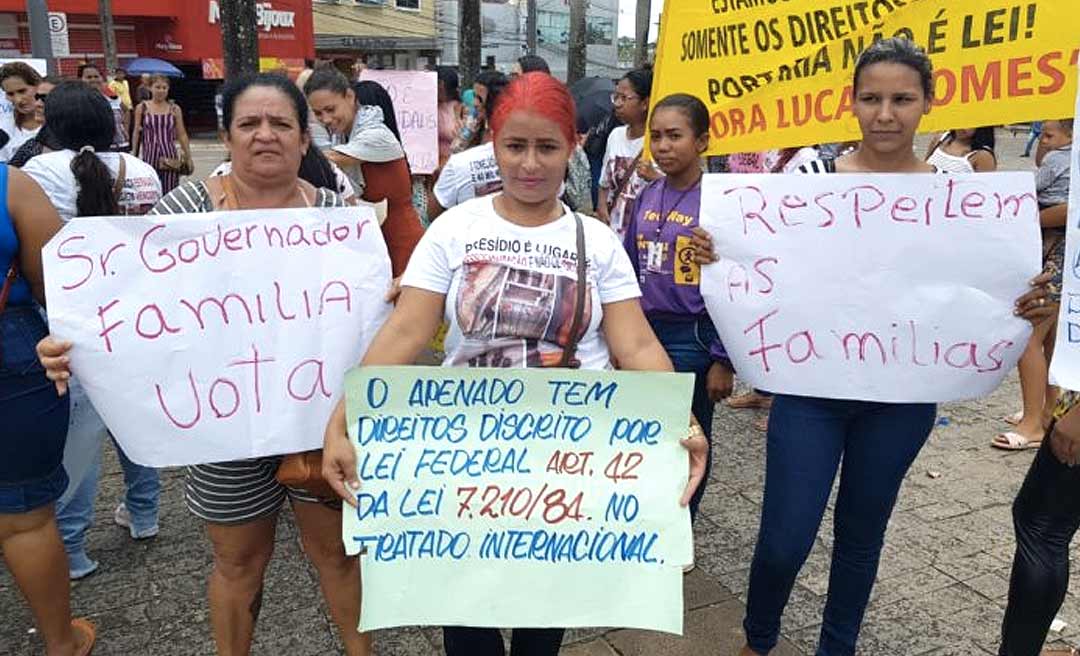 Protesto a favor de detentos deixa o trânsito lento no Centro de Rio Branco