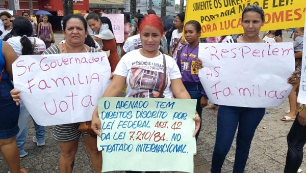 Protesto a favor de detentos deixa o trânsito lento no Centro de Rio Branco