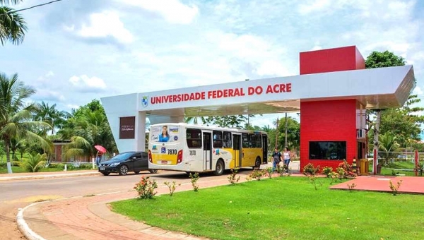Alunos da Ufac só podem renovar cartão de ônibus no campus da universidade
