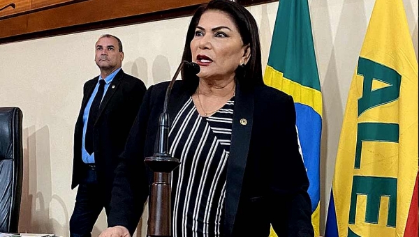 Antonia Sales critica Iderlei Cordeiro por falta de apoio aos produtores de citronela em Cruzeiro do Sul