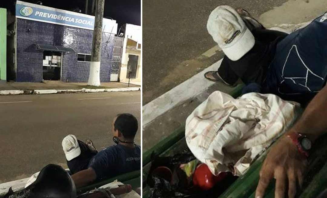 Homem dorme na rua em Brasiléia para conseguir ficha do INSS