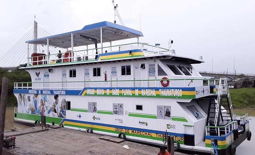 Navio-hospital da Prefeitura de Marechal Thaumaturgo chega ao porto de Cruzeiro do Sul