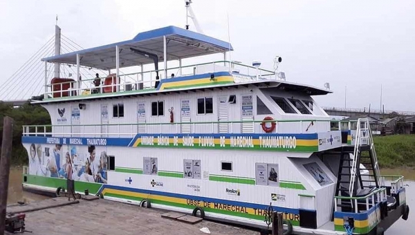 Navio-hospital da Prefeitura de Marechal Thaumaturgo chega ao porto de Cruzeiro do Sul