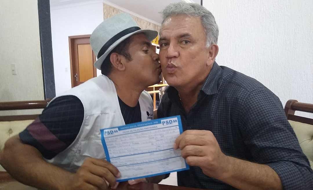 Com direito a beijo de Petecão, Marco Coveiro oficializa filiação ao PSD para ser candidato a vereador