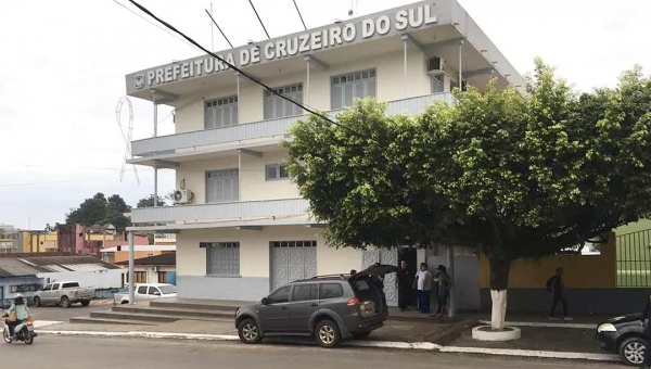 Na mira do TCE, professores nomeados em Cruzeiro do Sul podem ser demitidos