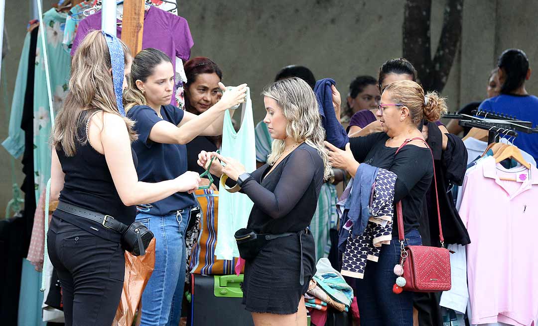 Primeiro dia do Feirão do Desapego atrai grande público ao estacionamento do Teatrão