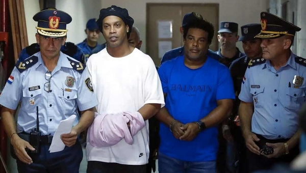 Ronaldinho Gaúcho e Assis depõem em nova audiência no Paraguai em caso de passaportes falsos