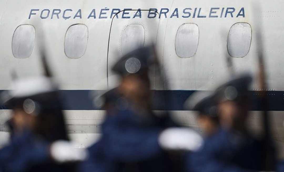 Com decreto de Bolsonaro, autoridades poderão ir para casa em jatinho da FAB