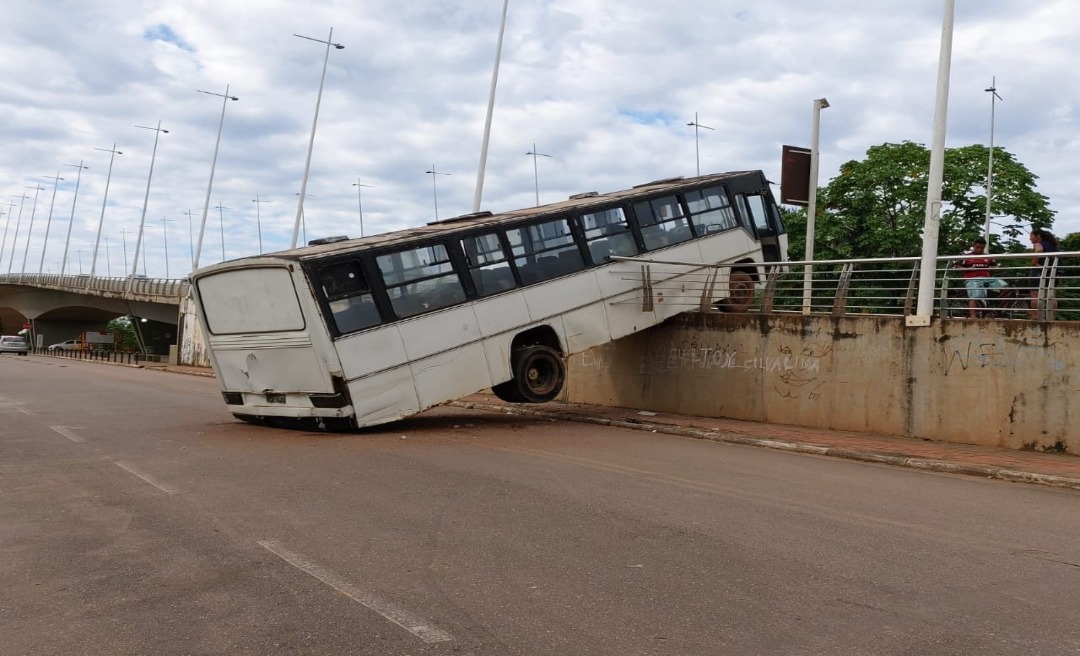 Ônibus fica pendurado na Quarta Ponte no bairro Cadeia Velha