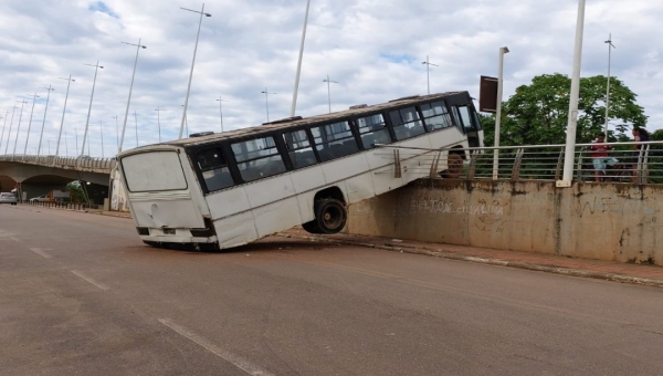 Ônibus fica pendurado na Quarta Ponte no bairro Cadeia Velha