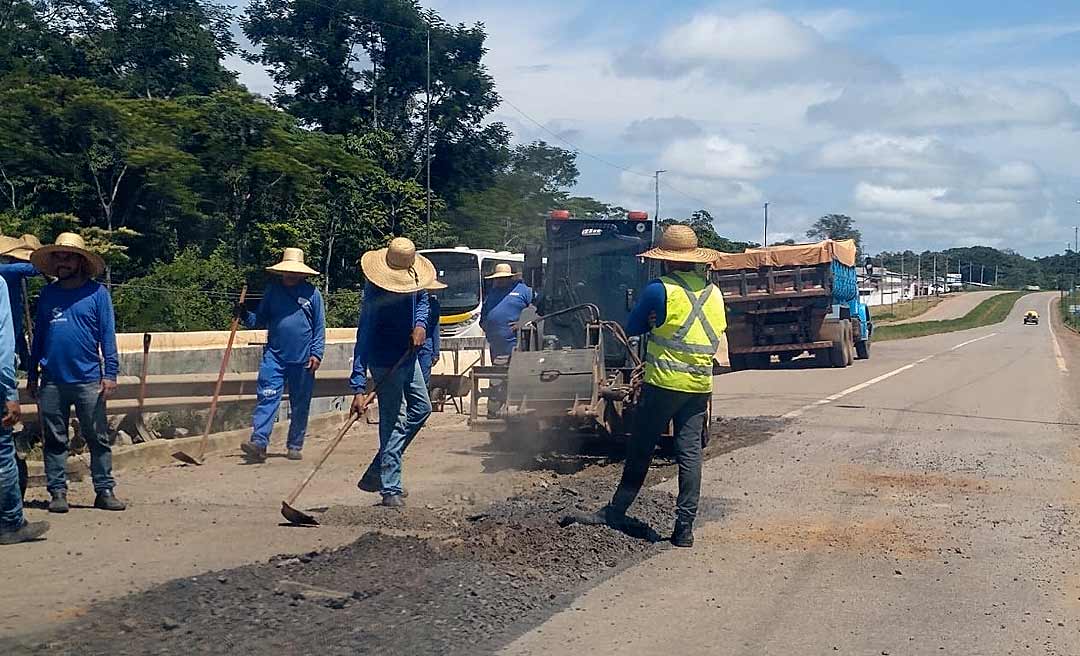 Dnit realiza limpeza e tapa-buraco na Estrada do Aeroporto antes da passagem do vice-presidente Mourão