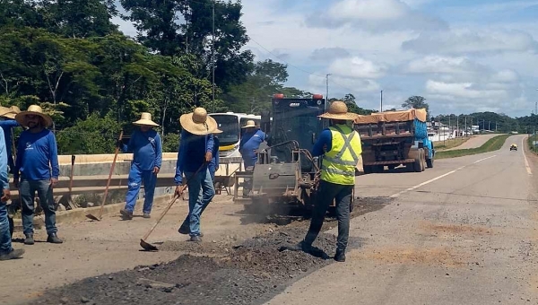 Dnit realiza limpeza e tapa-buraco na Estrada do Aeroporto antes da passagem do vice-presidente Mourão