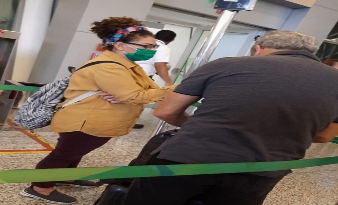 Perpétua Almeida aparece com máscara no aeroporto de Brasília