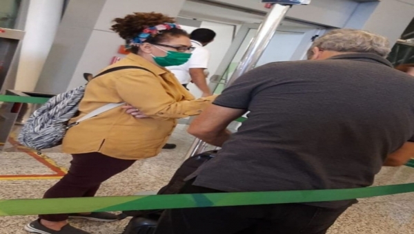 Perpétua Almeida aparece com máscara no aeroporto de Brasília