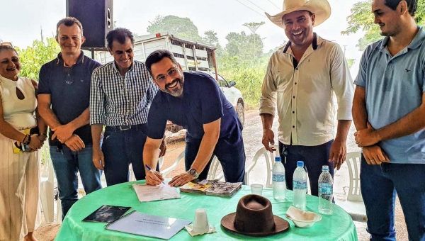 Alan Rick participa de assinatura de ordem de serviço para início das obras da ponte do ramal do Castanheira em Porto Acre