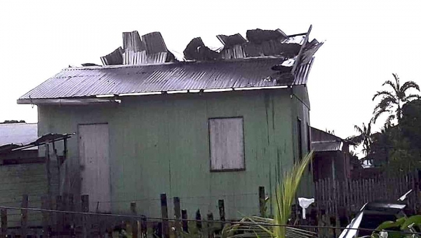 Forte temporal destelha casas e provoca medo em Feijó