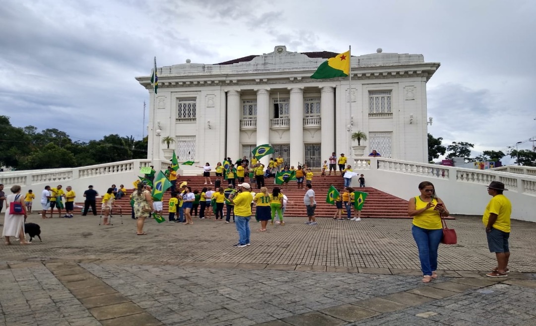 Vestidos de verde e amarelo, bolsonaristas promovem ato na frente do Palácio Rio Branco