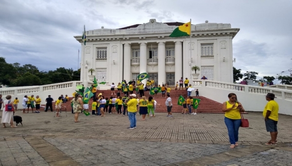 Vestidos de verde e amarelo, bolsonaristas promovem ato na frente do Palácio Rio Branco