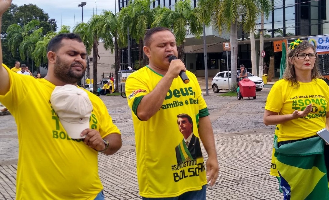 Durante ato no Acre, pastor ora e diz que potestades do mal tentam atrapalhar Bolsonaro